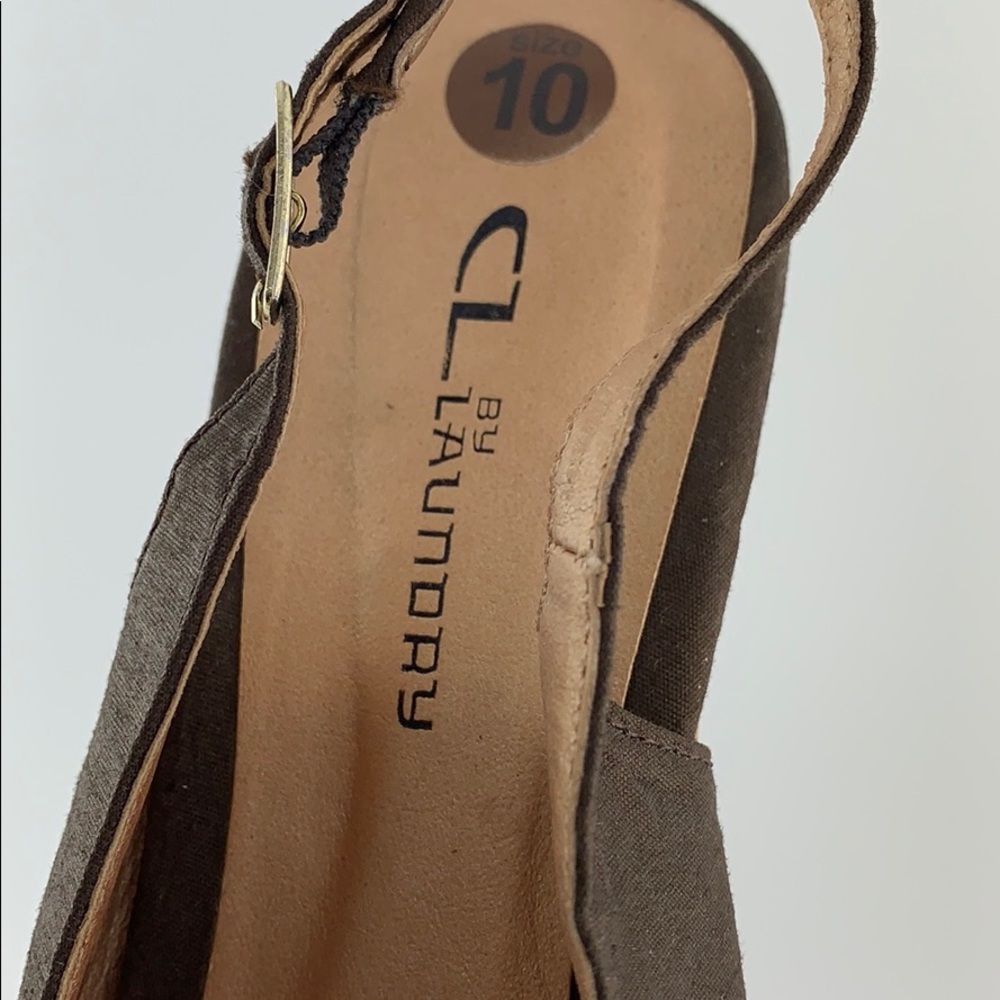 Chinese Laundry Ilena Flower Peep-Toe Wedge Sandals – Brown | Feminine | Cottage - Picture 7 of 8